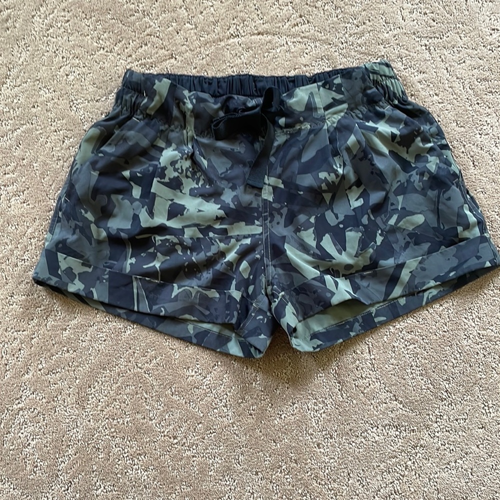 Lululemon cuffed athletic shorts size 6